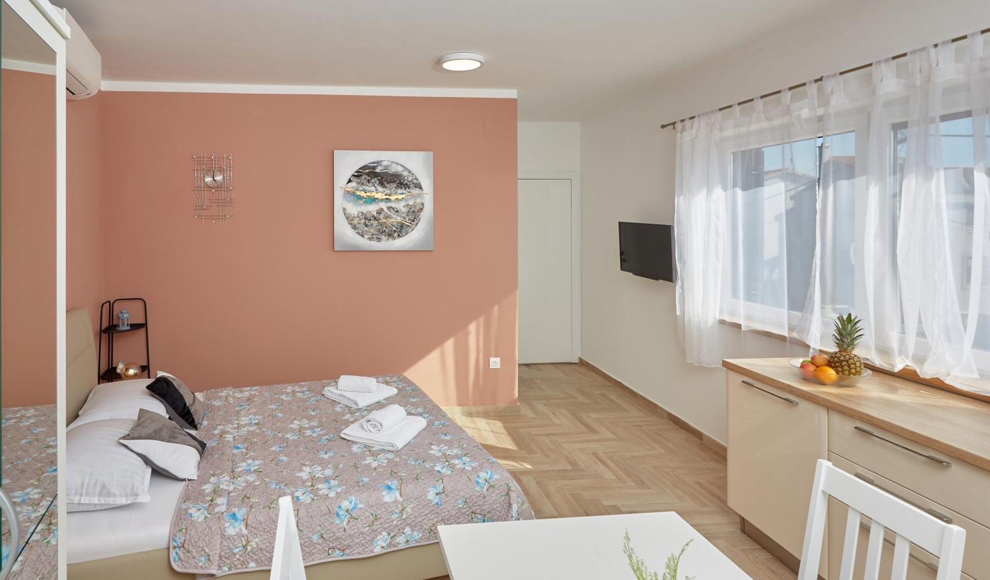 Apartments Nika Турань Экстерьер фото
